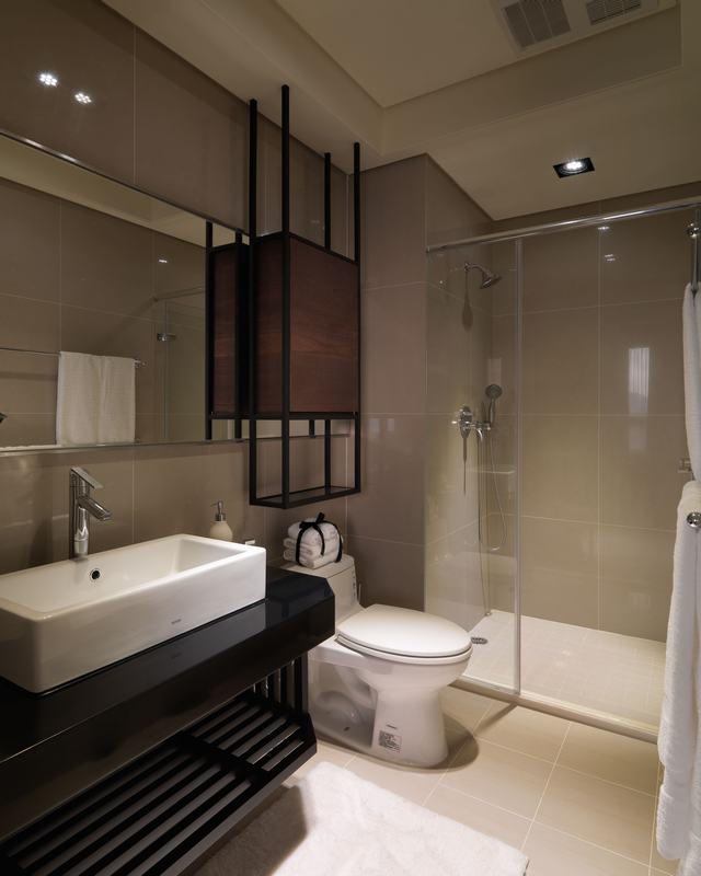 卫生间整个空间显得时尚而实用，玻璃门干湿分离后，更方便主人日常打理。