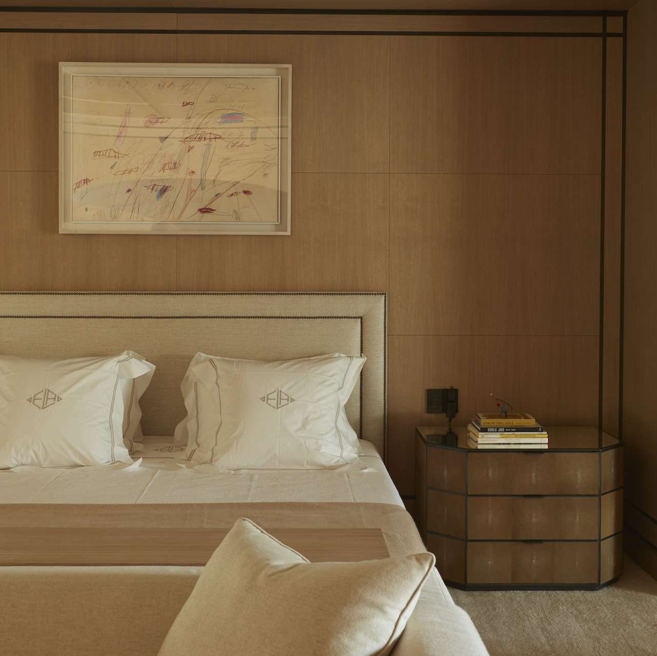 主卧采用暖色系基调，配以木色的背景墙，彰显出一种温馨低调的感觉。