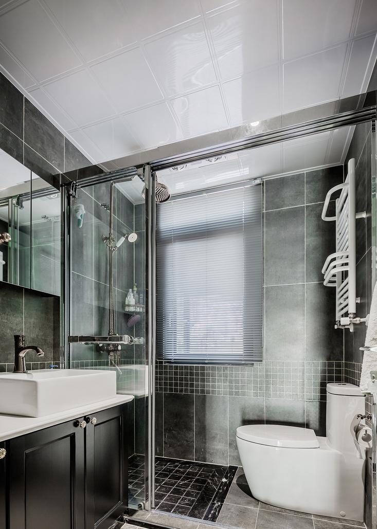 卫生间的设计简约，利用灰色与白色的搭配，呈现出业主和对生活品质的要求。