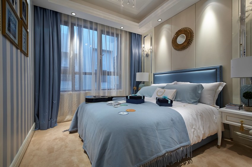 主卧简约的墙面线条、触感舒适的床品，都展露出空间应有的安逸。