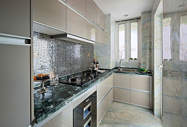 L型厨房设计动线合理，烤漆材质橱柜搭配大理石背景墙，营造悠远大气的感觉。