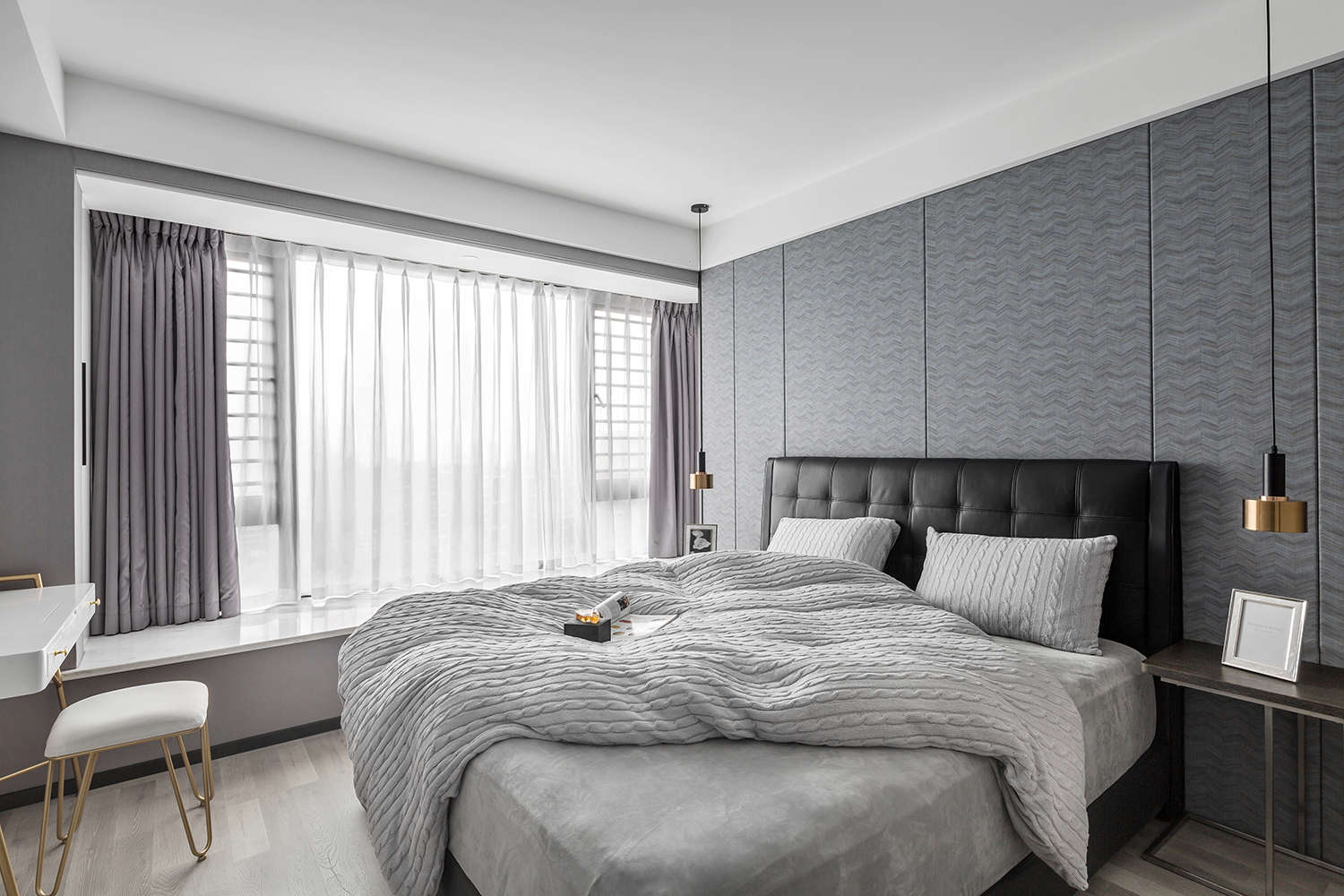 主卧背景墙的色彩上偏蓝色系，搭配上黑色床头，具有浓厚的生活气息和高级感。