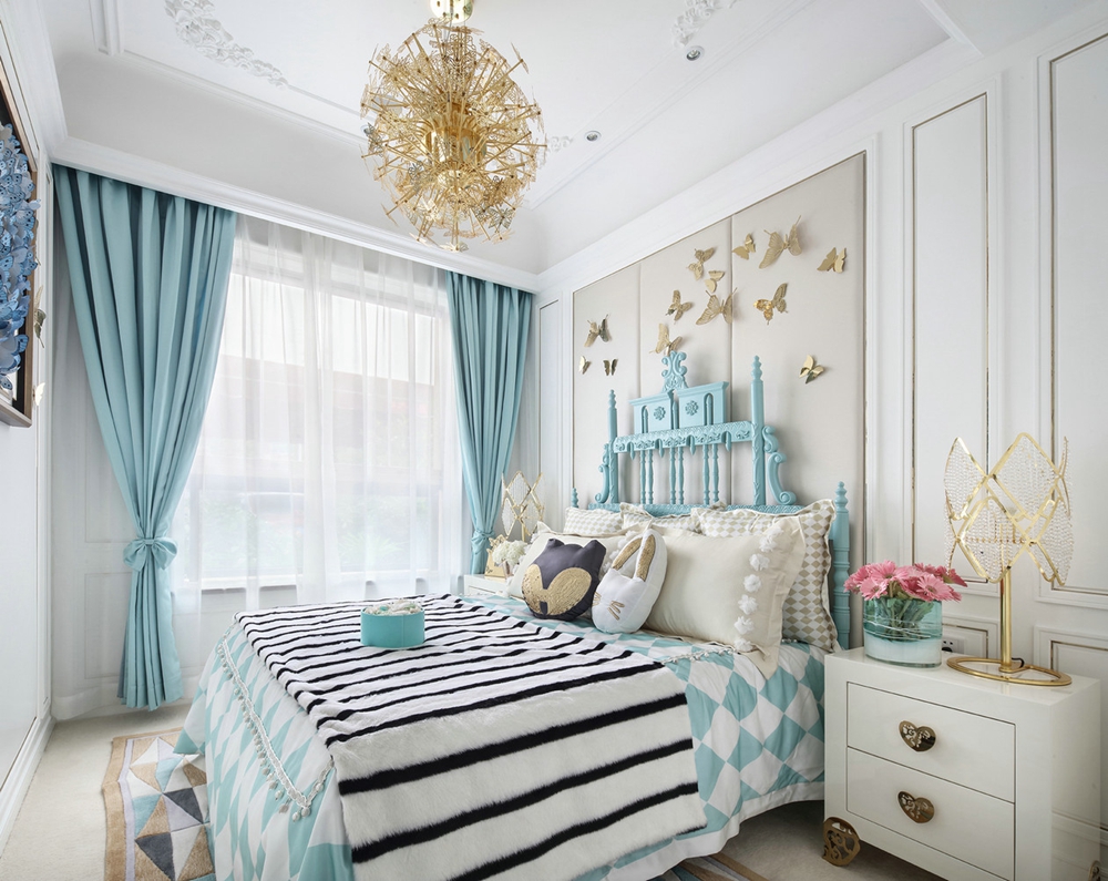 护墙板设计充满欧式元素，蓝色床头、床品、窗帘相互融合，令空间充满多姿多彩。