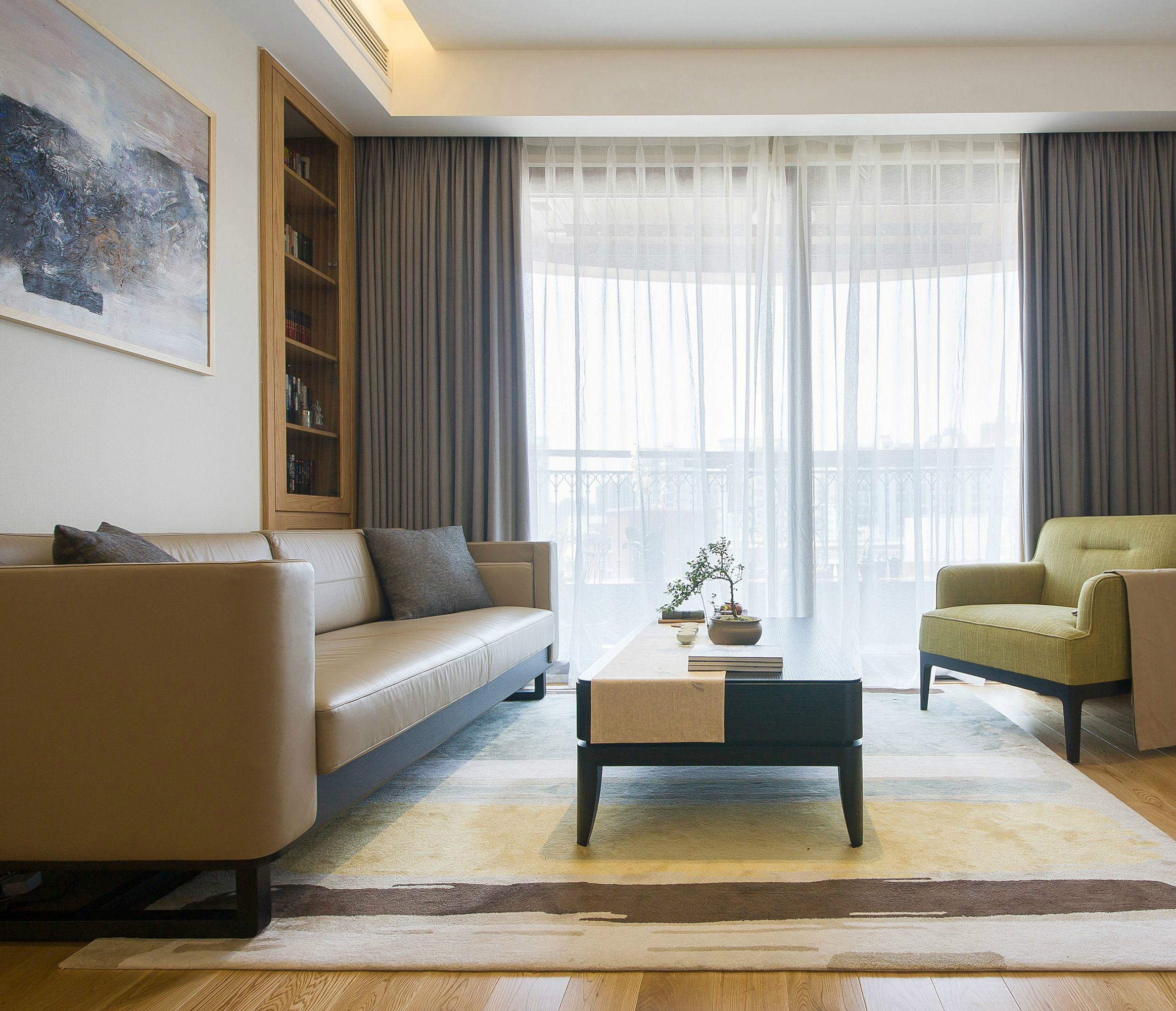 客厅配色简单,橘色皮质沙发,灰色窗帘,果木绿座椅,舒适感十足