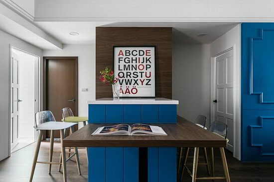 中岛吧台结合木质餐桌，为空间发挥最大的使用坪效，并于吧台下方设计电器柜，提升居家储物机能。