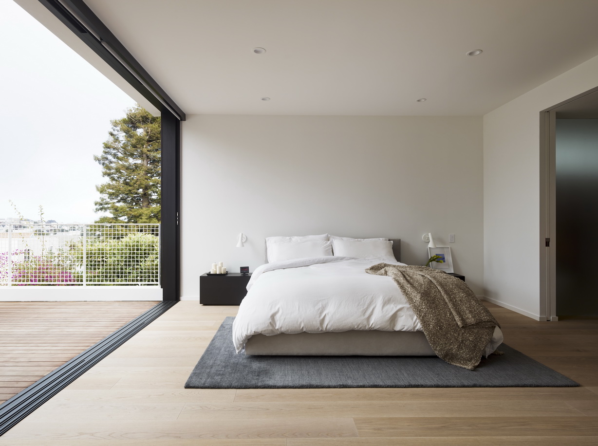 主卧在白色的空间基调下，加入灰色地毯，为主人营造出一个舒适的睡眠空间。