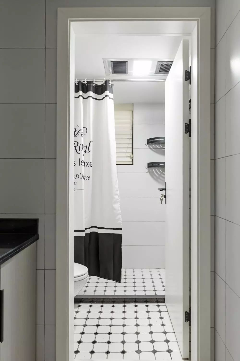 卫生间空间小，用简易窗帘做好干湿分离设计。