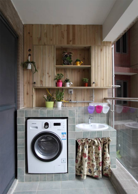 阳台空间设计师打造了洗衣柜和洗手台，提升了空间的利用率，背景墙收纳效果好。