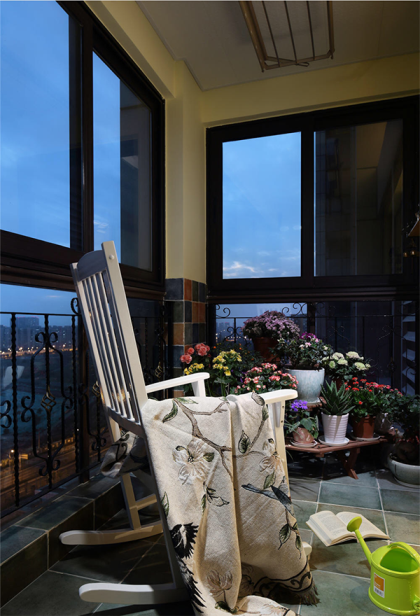阳台空间设计师增加了休闲椅和绿植点缀，为业主营造出惬意的放松空间。