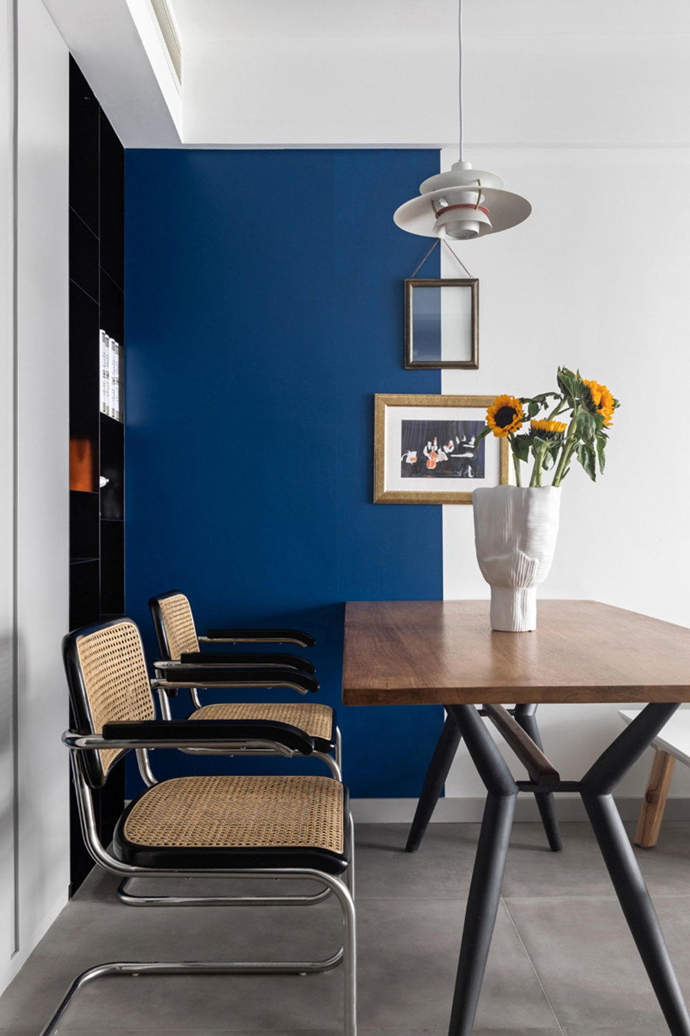 蓝色的融入让餐厅空间层次感更足，搭配木质餐桌椅，空间鲜活饱满。