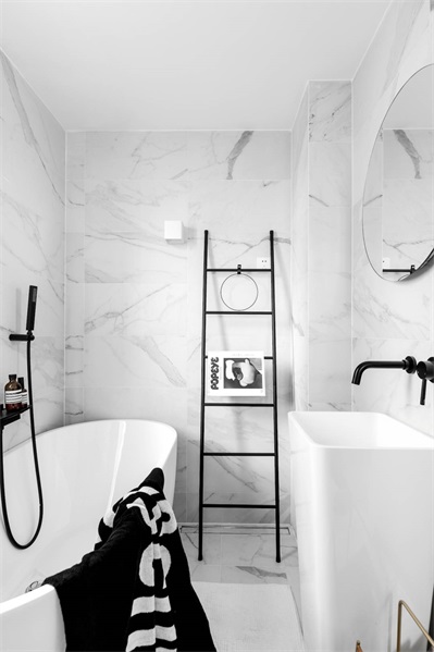 卫生间以白色为主，大理石带来的氛围感简雅又时尚，黑色线条勾勒其中增加了空间的高级感。