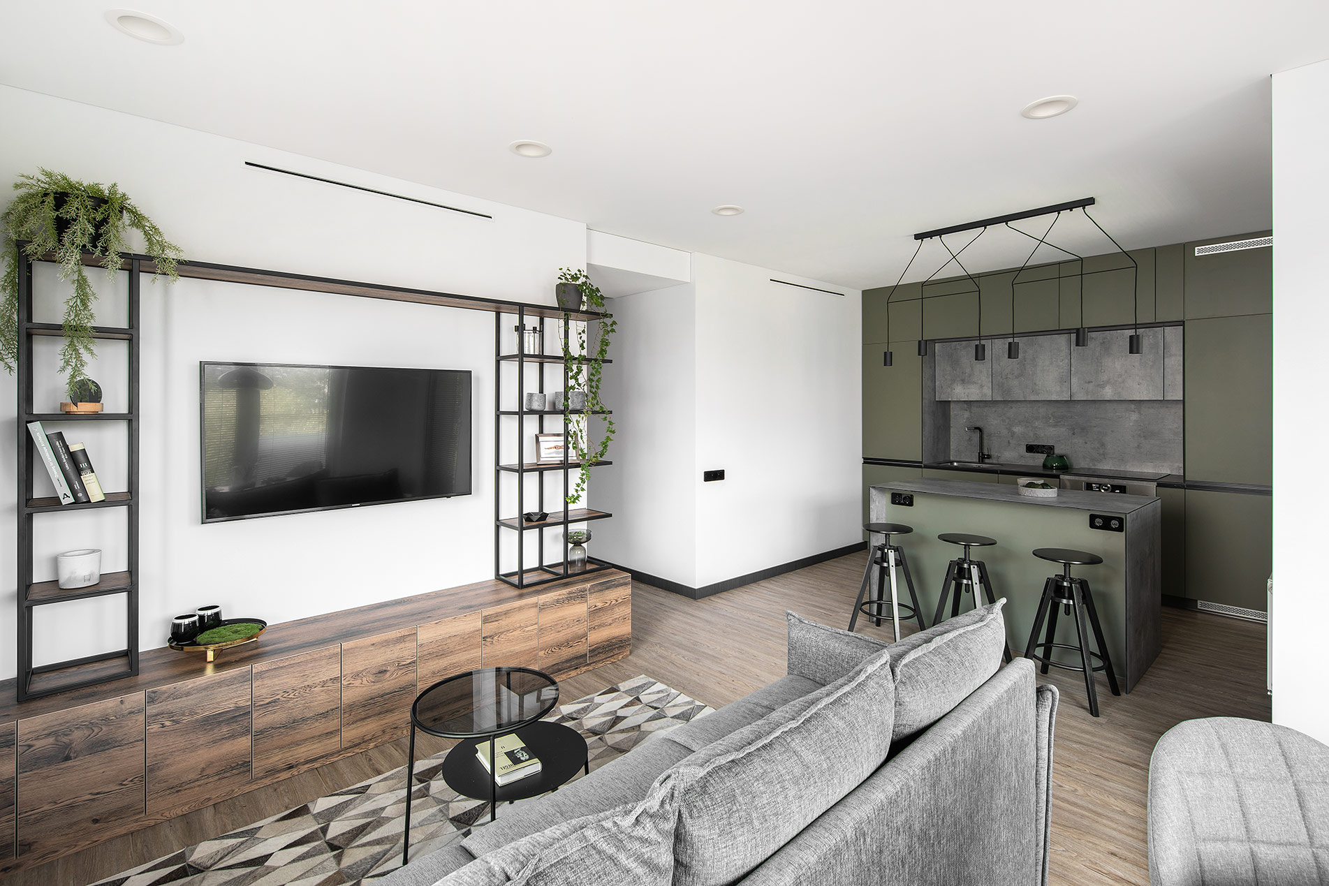 客厅采用无吊顶设计，白色、灰色与木质元素的碰撞，带来简雅有序的整装感受。