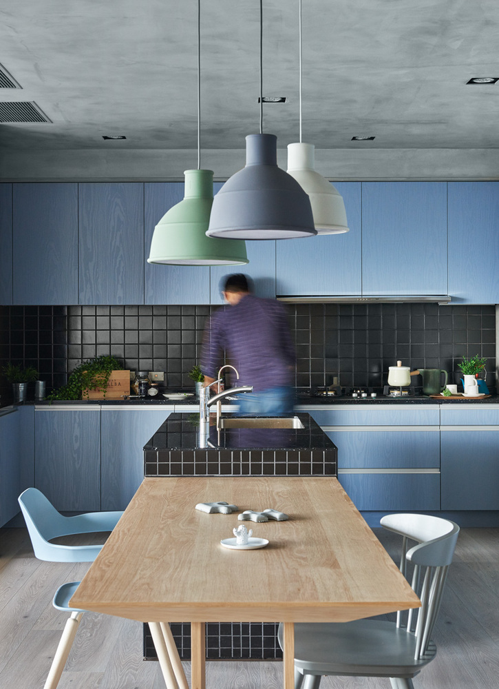 厨房以蓝色为基调，背景墙搭配黑色方块砖，增加了愉悦的烹饪心情。