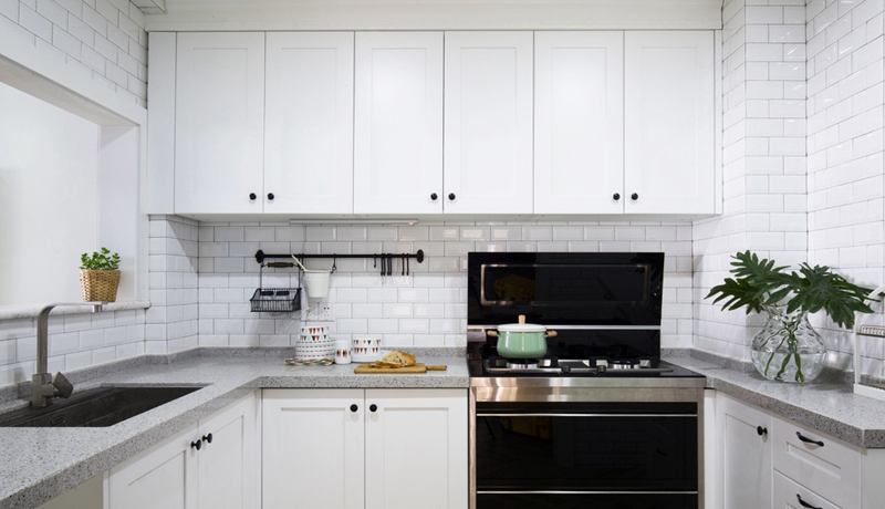 厨房空间融入了简雅的美学理念，白色橱柜彰显出业主雅而不凡的气质。