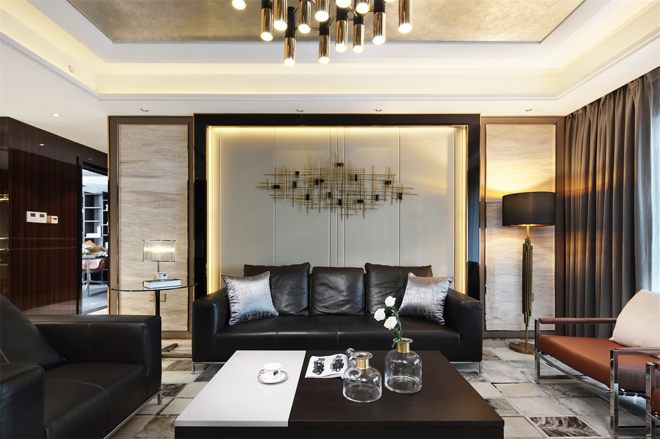 客厅空间背景色点缀着金属线条，展现出空间的奢华感，表现出主人的身份高贵。