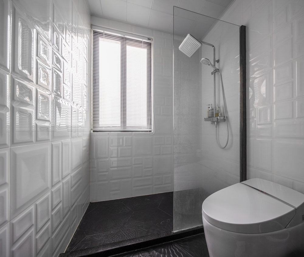 卫浴空间采用了干湿分离设计，背景以白色为主，呈现出素简的空间表达。