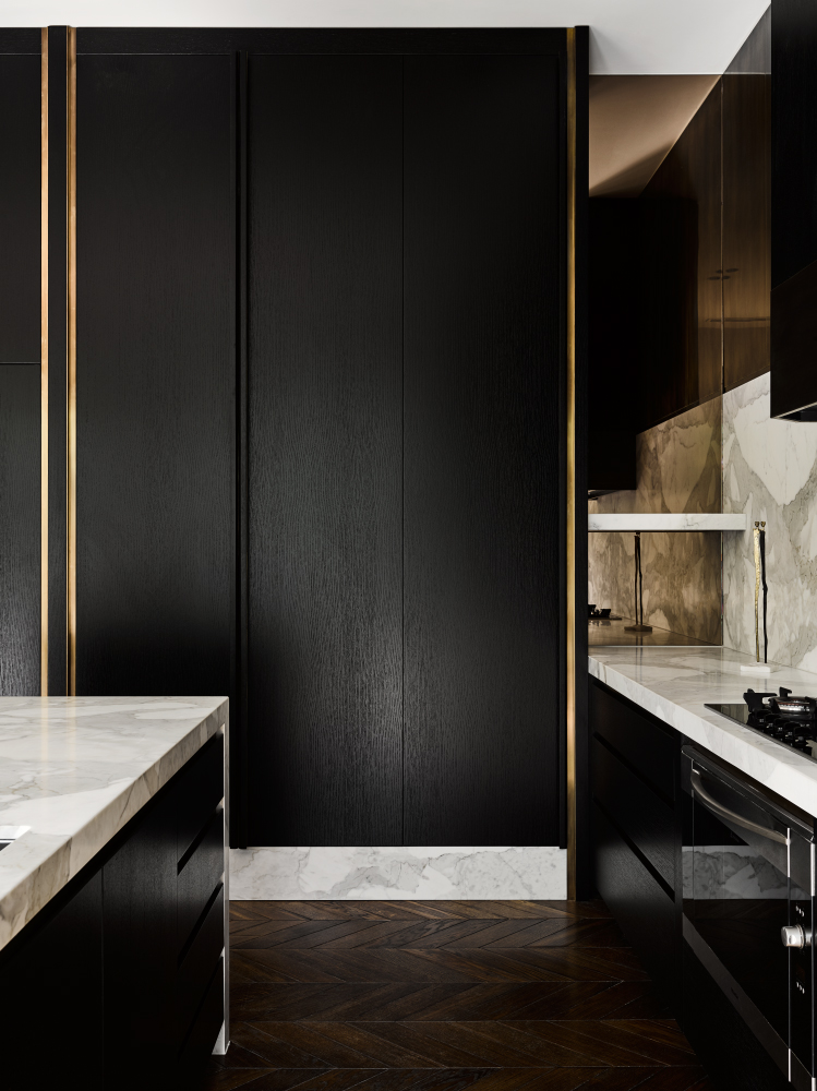厨房采用高级黑色为主，黑色橱柜搭配白色工作台，使空间看起来雅致又高级。