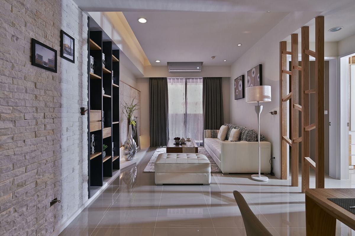 美式风的客厅，客厅布置米白色地毯与沙发，整个空间显得简约舒适。