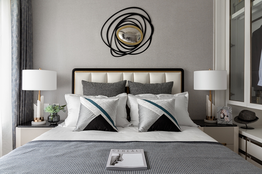 床头设计现代感强烈，柔软的床品搭配床头灯具，打造出舒适的睡眠氛围。