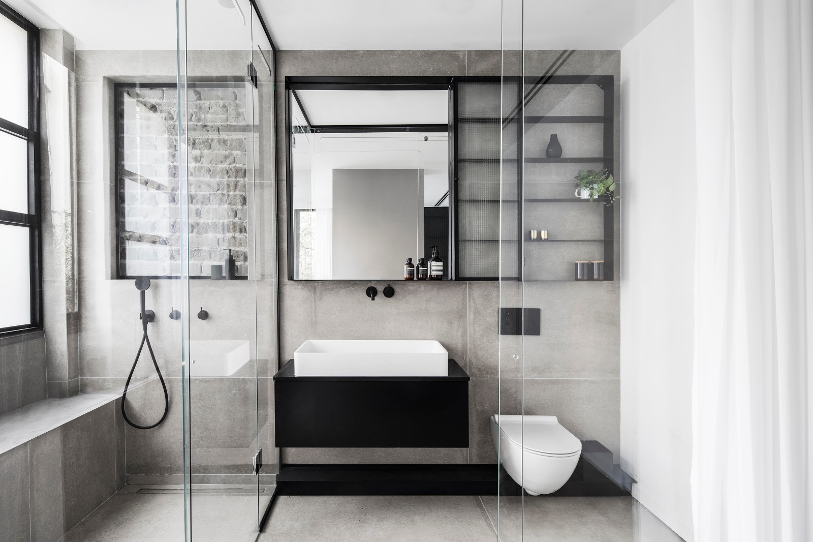 卫浴间以米色为主色调，黑白洁具放置其中，展现出耐人寻味的高级质感。