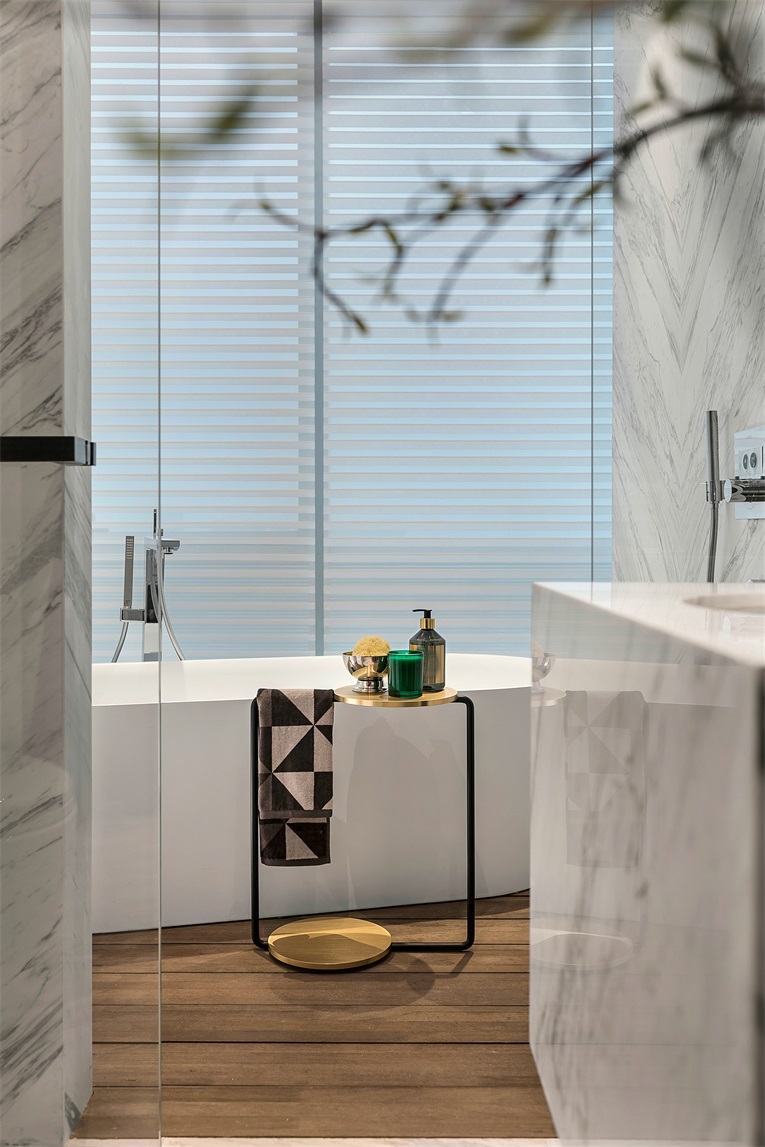 卫浴空间采用白色与木色结合，尽显质感，浴缸凸显出业主对品质生活的追求。