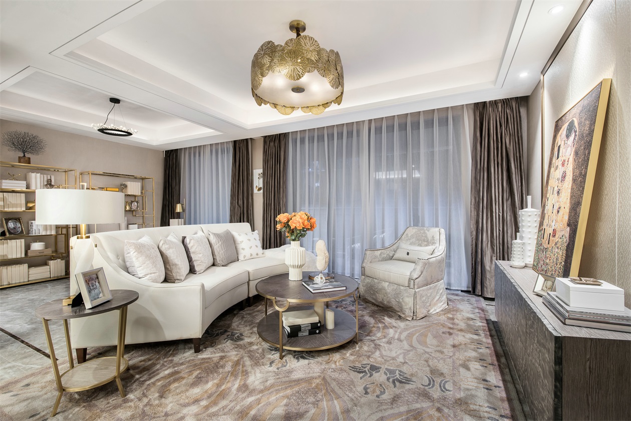 精致而又低奢的客厅空间采用米白色系打造，配色很舒适，令人放松。