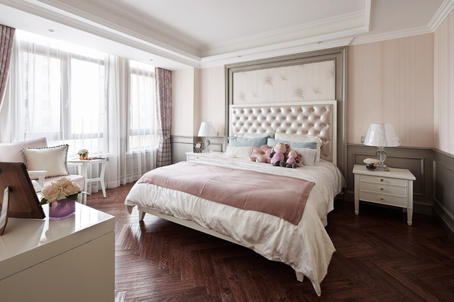 次卧整体色调以粉色为主，背景设计端庄优雅，呈现出一个典雅大气的居住空间。
