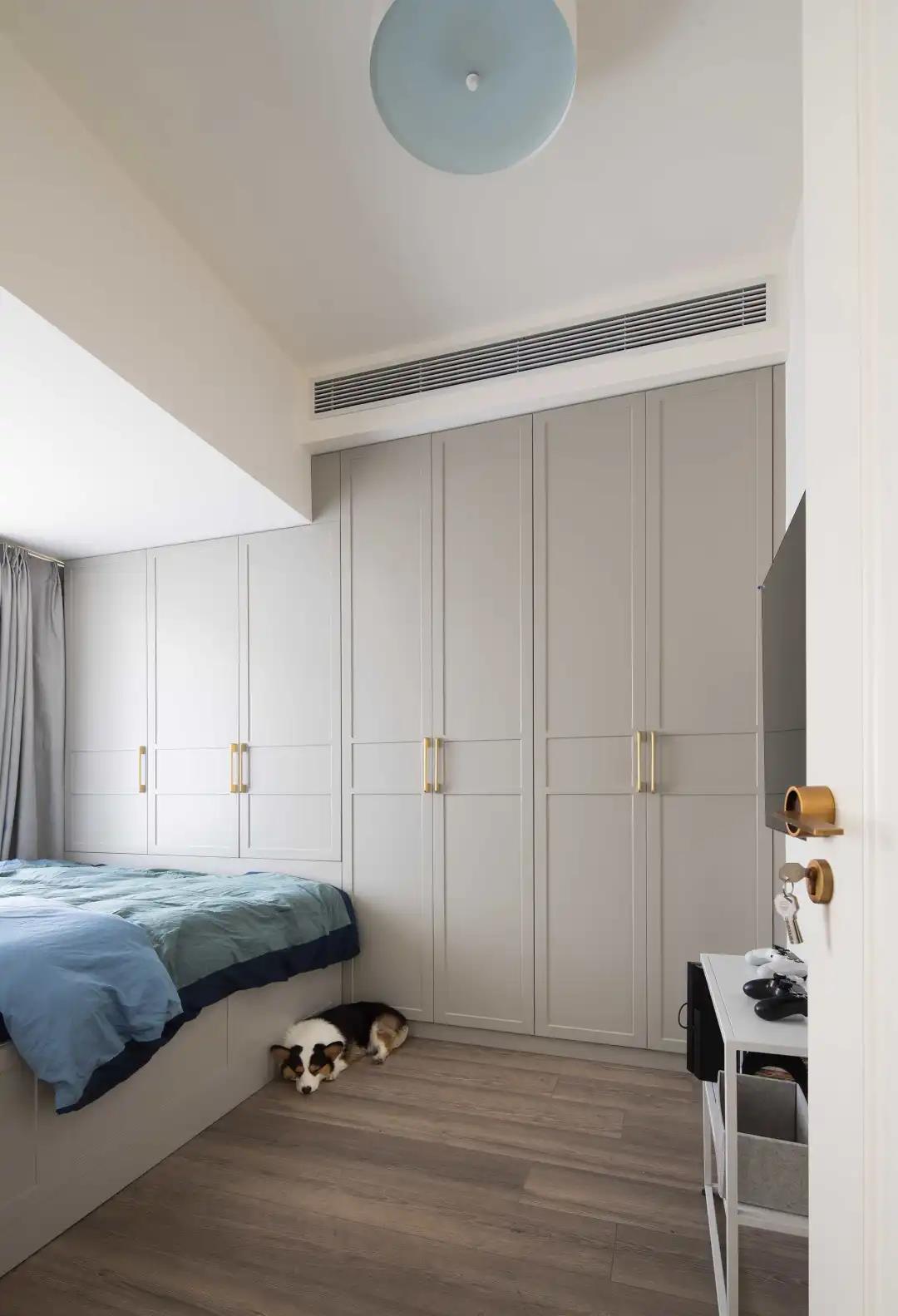 侧卧衣柜顶墙水,规则的线条再加蓝色跳色,使空间更加活跃,丰富.