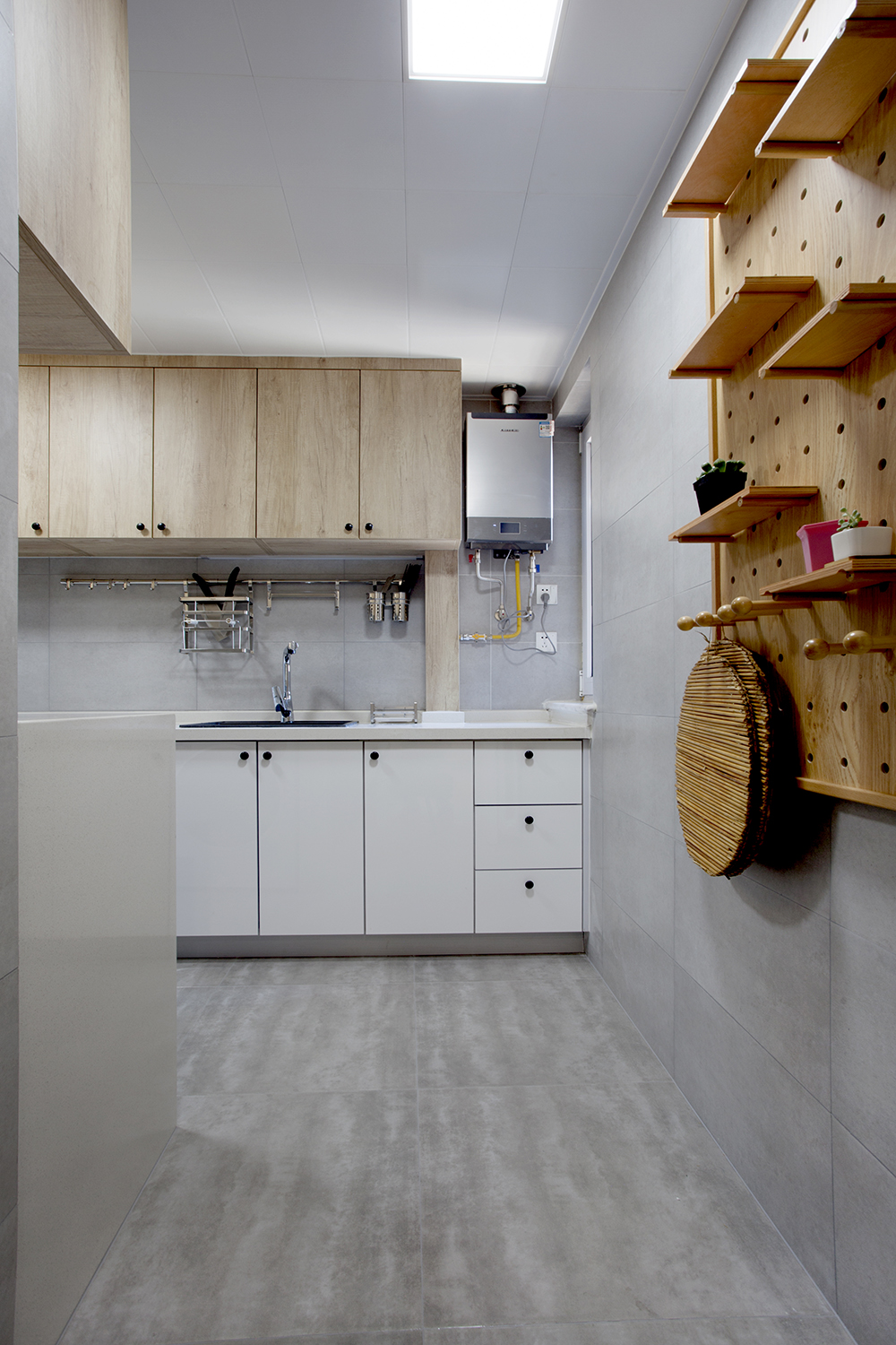 厨房采用灰白木色调，动线规划有序，描绘出温柔静谧的烹饪氛围。