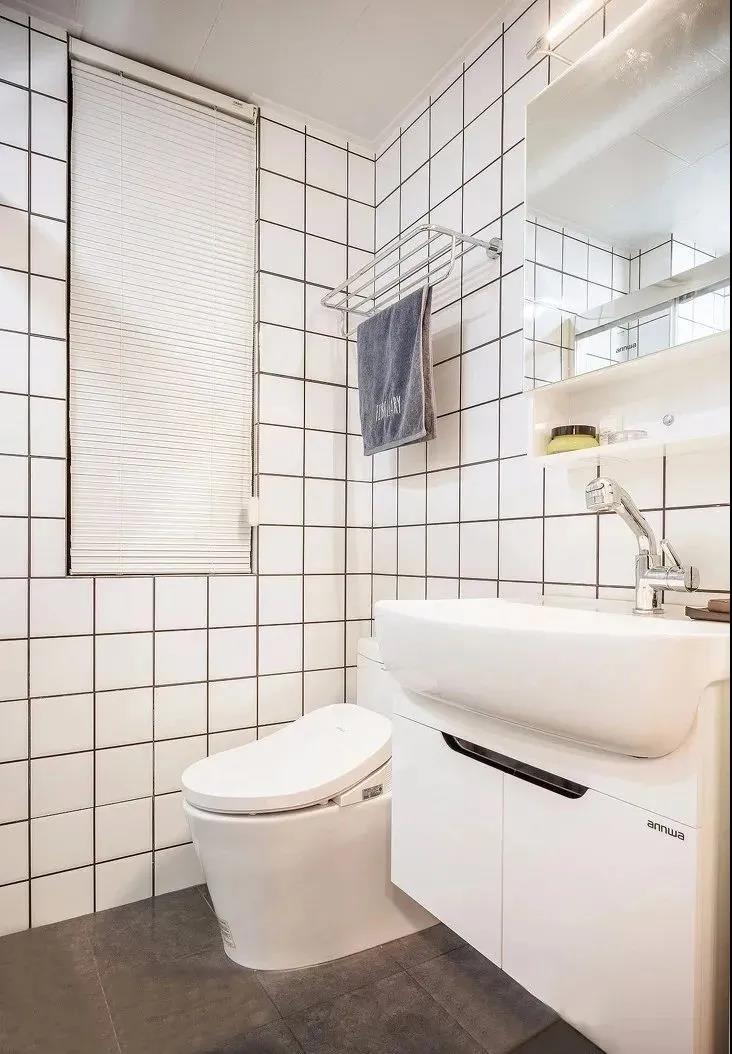 卫浴间以白色为主题，简约又不失细节，在纹络的变化上体现了别具一格的和谐。
