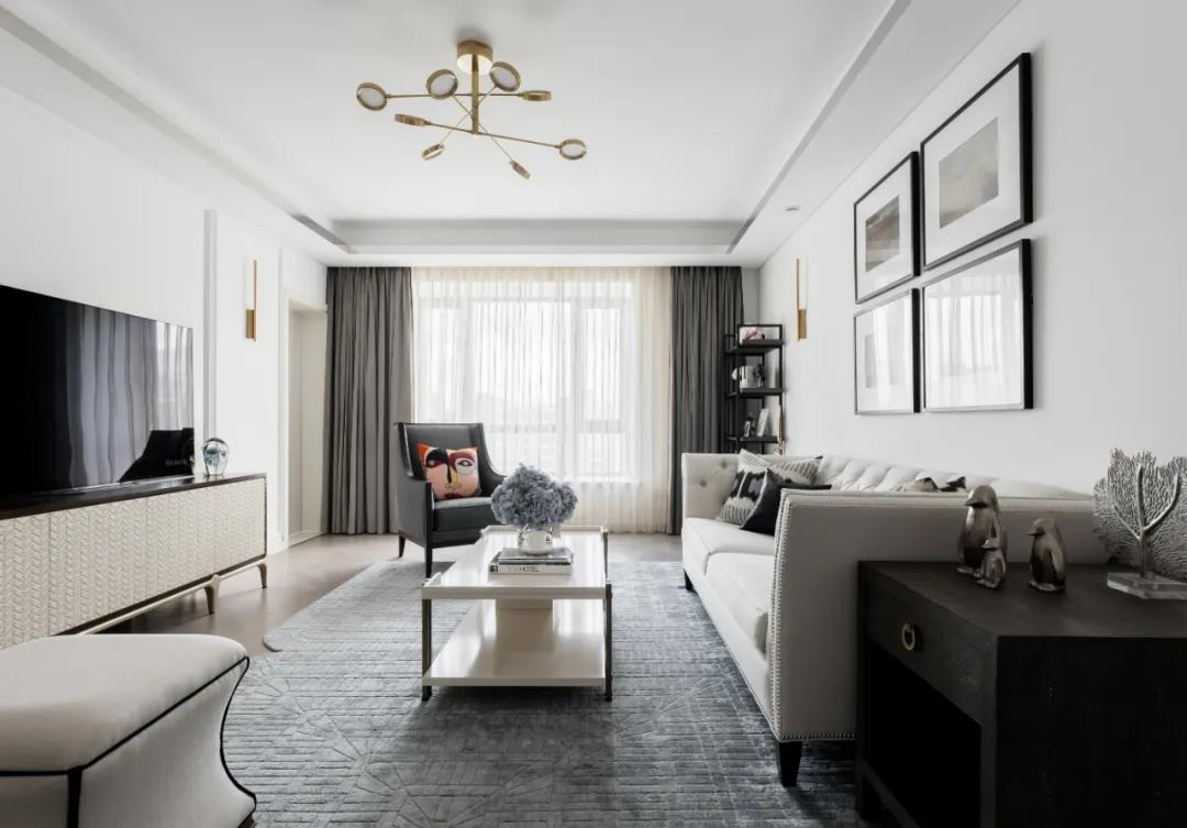 客厅纯白主色调带来洁净素雅，超大的落地窗为空间引入大量的自然光，使客厅更加通透。