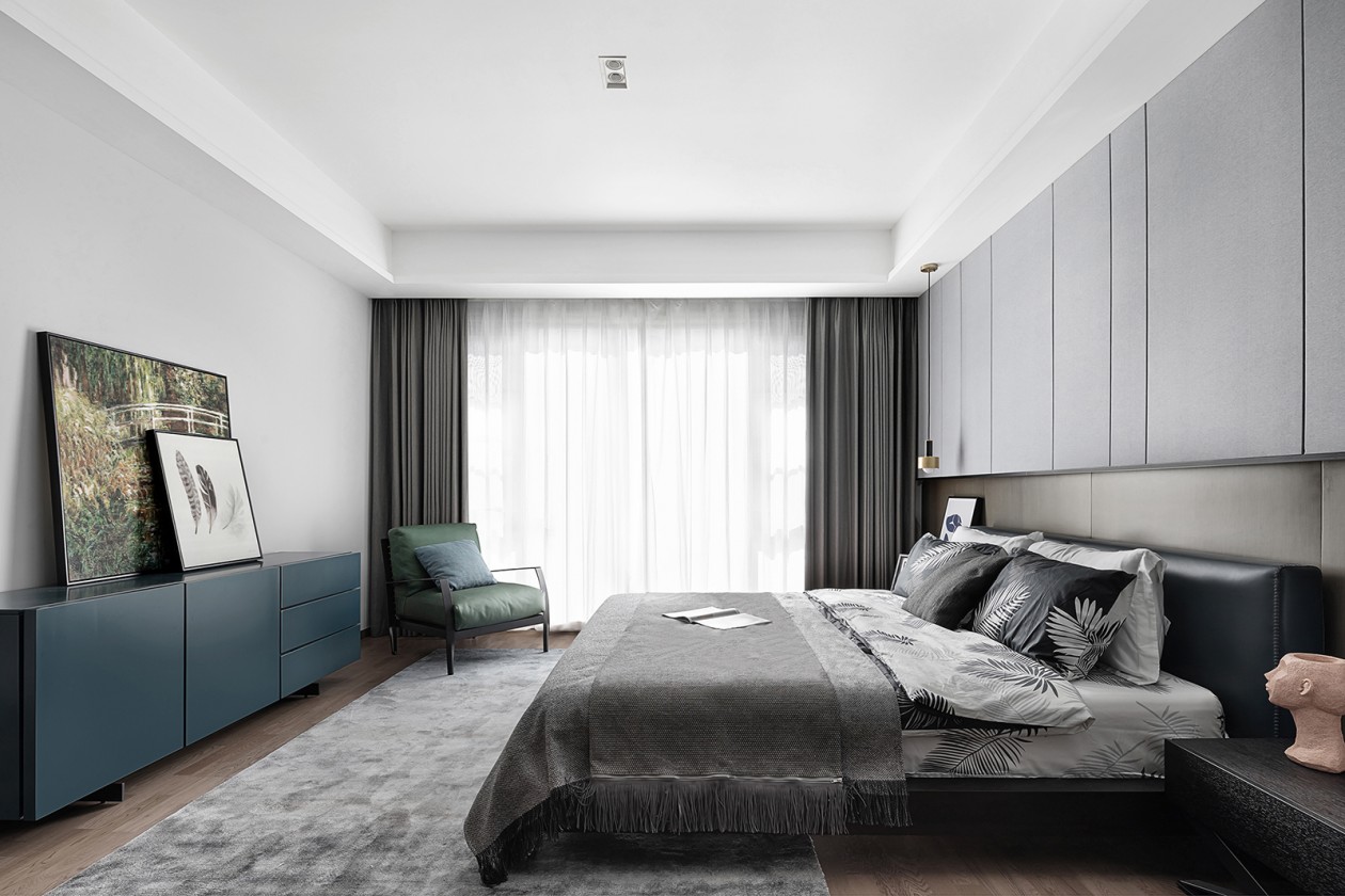床尾设计收纳柜，细节的精致凸显空间的风格与品质，令空间充满安静清新之感。
