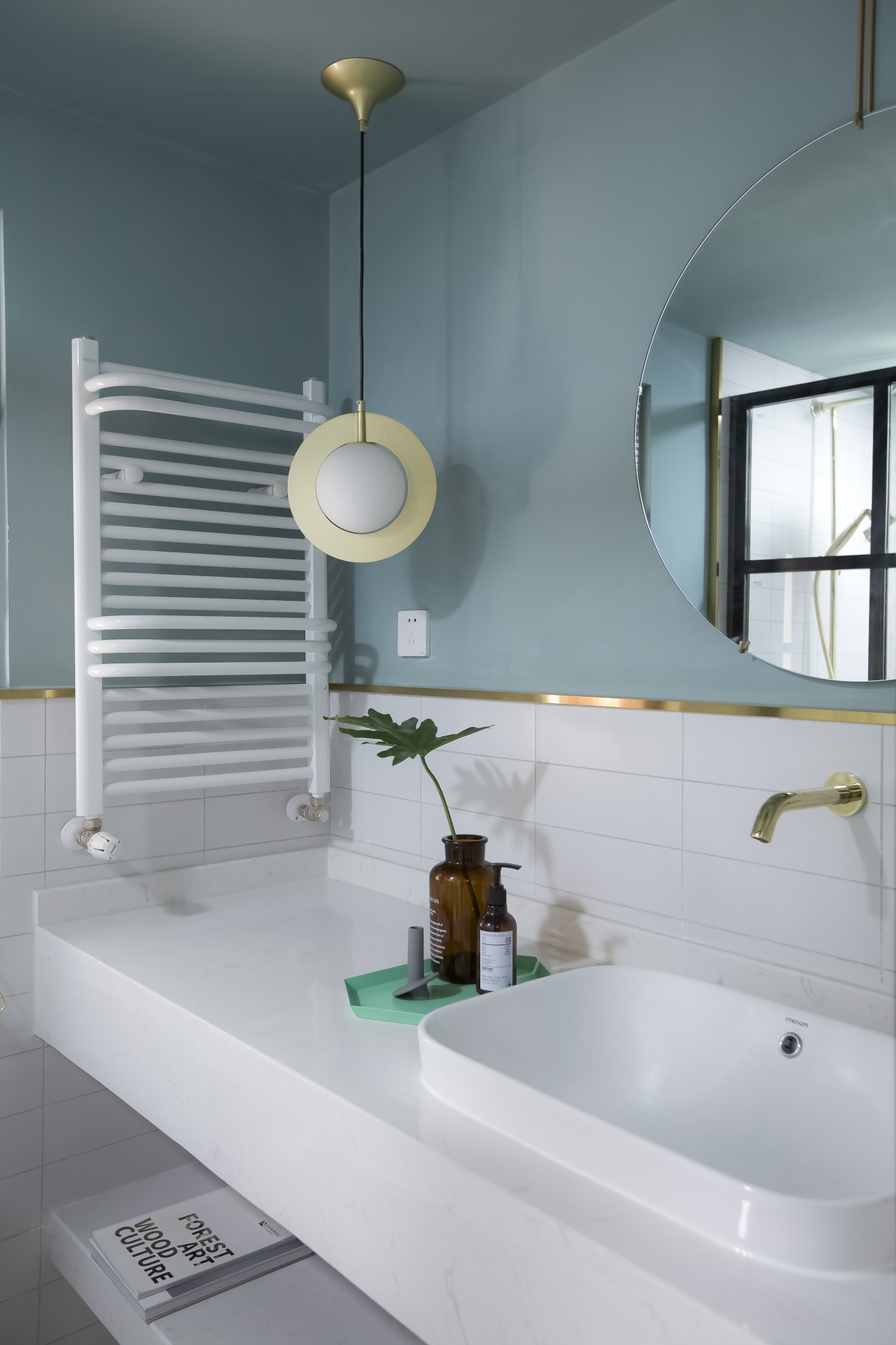 浅蓝色与白色的搭配尽显诗意与灵气，卫浴间通过对材质、造型和光线的设计，呈现出满满的品质感。