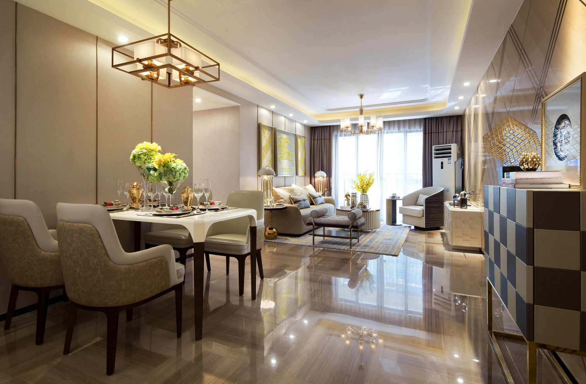 餐厅位于客厅一侧，风格配色与客厅一致，打造出整洁有序的用餐环境。