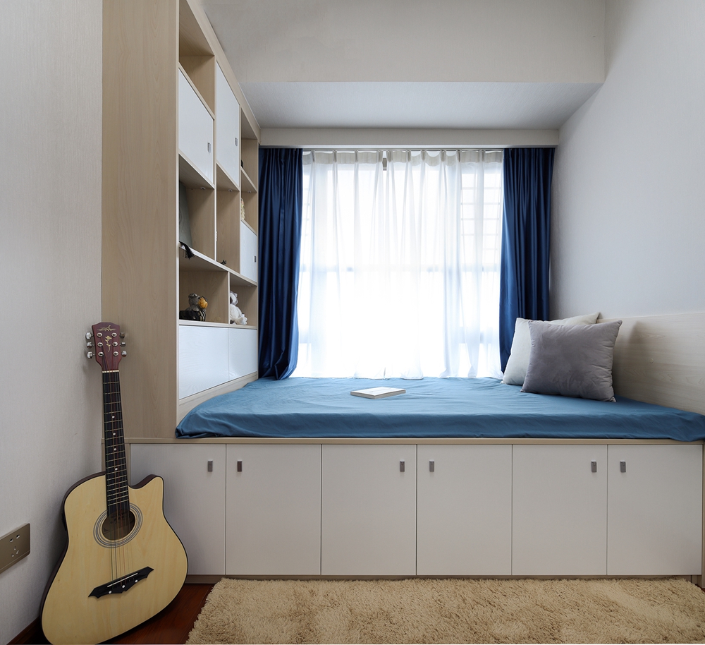 侧卧沿用榻榻米一体柜设计，底部设计出收纳空间，增加了空间的整体感。