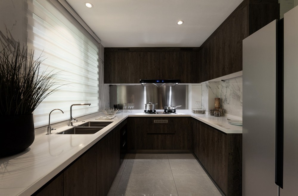 厨房空间配色富有质感，木质调的橱柜搭配白色工作台设计，令空间显得简雅大方。