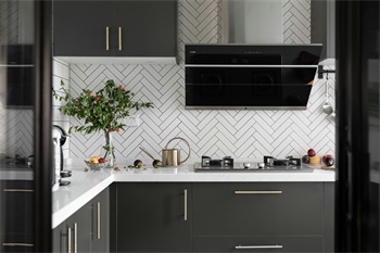 开放式厨房使空间变得更加通透，局部橱柜用色整洁，归属感自然呈现。