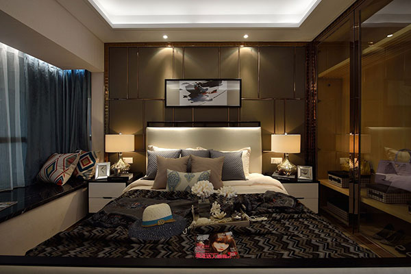侧卧以咖色为主，背景墙使用反光材质打造，搭配灯光烘托，高级华贵。