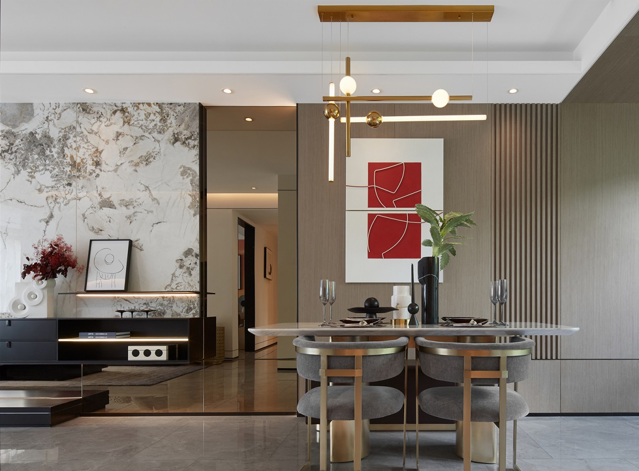 餐厅与客厅相连，大理石餐桌搭配绒质时尚餐椅，提升了空间的温度与格调。
