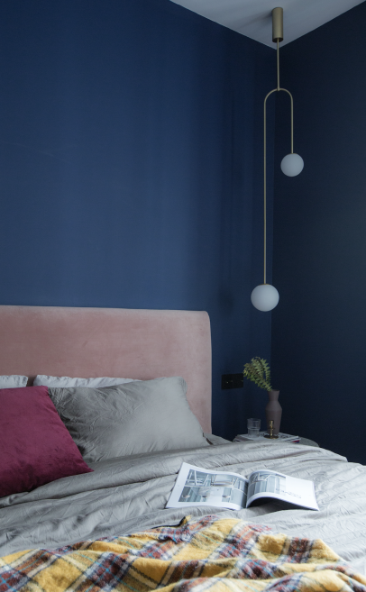 蓝色背景墙中配以粉色床，及灰色床品，足以窥见主人的不俗品味。