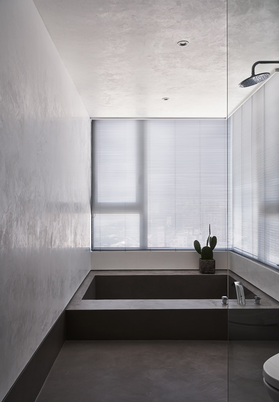 白色与灰黑系相互融合，强化了材质的精致感，干湿分离后卫浴间显得更加干净。