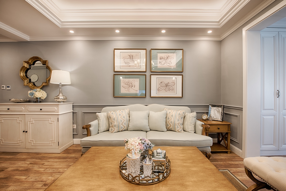 原木色的地板与布艺沙发搭配地恰到好处，灰色背景墙、相框装饰画，无一不凸显着高级感。