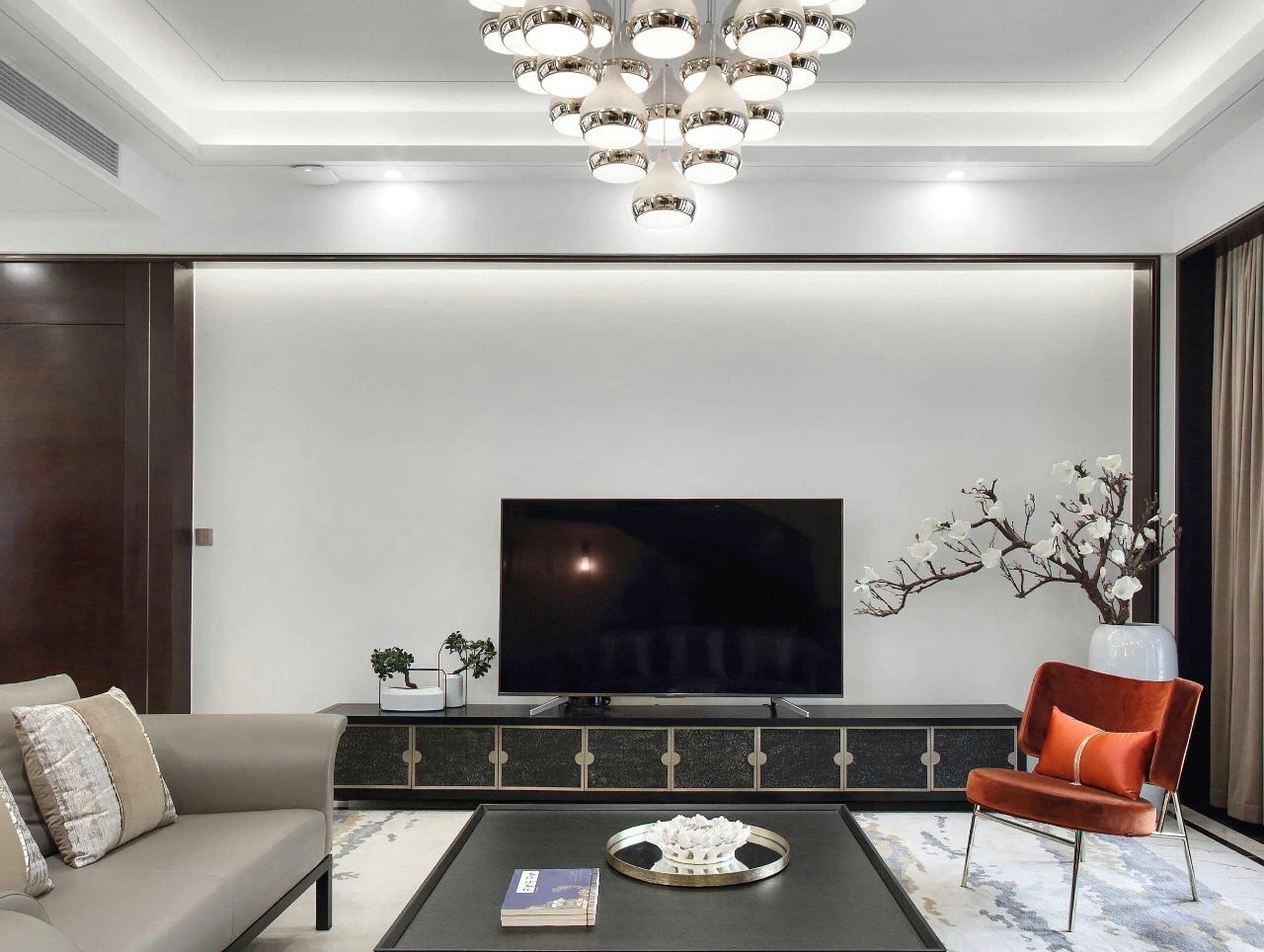 电视墙设计富有质感，搭配雅致的地柜、器物、花饰，打造出古雅优美的意境。