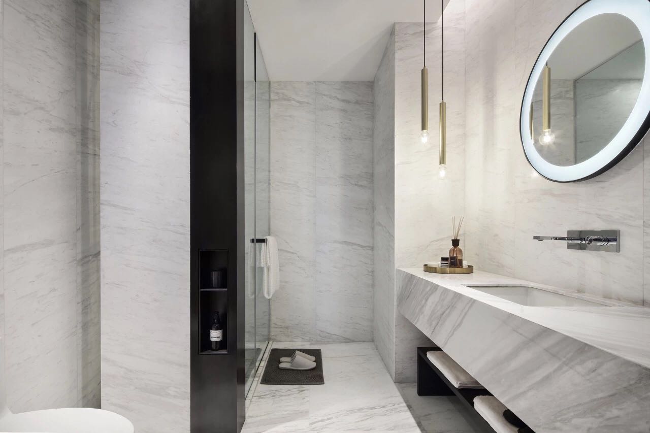 干湿分离的设计增加了卫生间的美观性，洗手池的设计让空间奢华又低调。