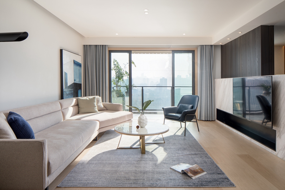 白色沙发从外观设计到材质坐感，营造出自由舒适的客厅氛围，使客厅更为明亮。