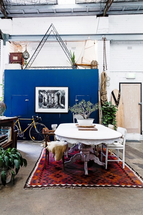 用餐区彩色菱格地毯，宝蓝色墙面营造出活跃的氛围，色彩的相互呼应也减少了丰富的家饰带来的凌乱感。
