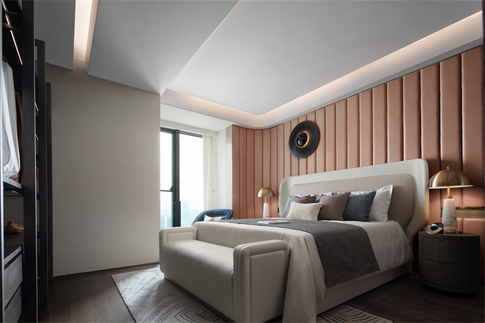 侧卧背景墙运用浅色护墙板，空间没有繁杂的元素，白色皮革床组营造舒适大气感。