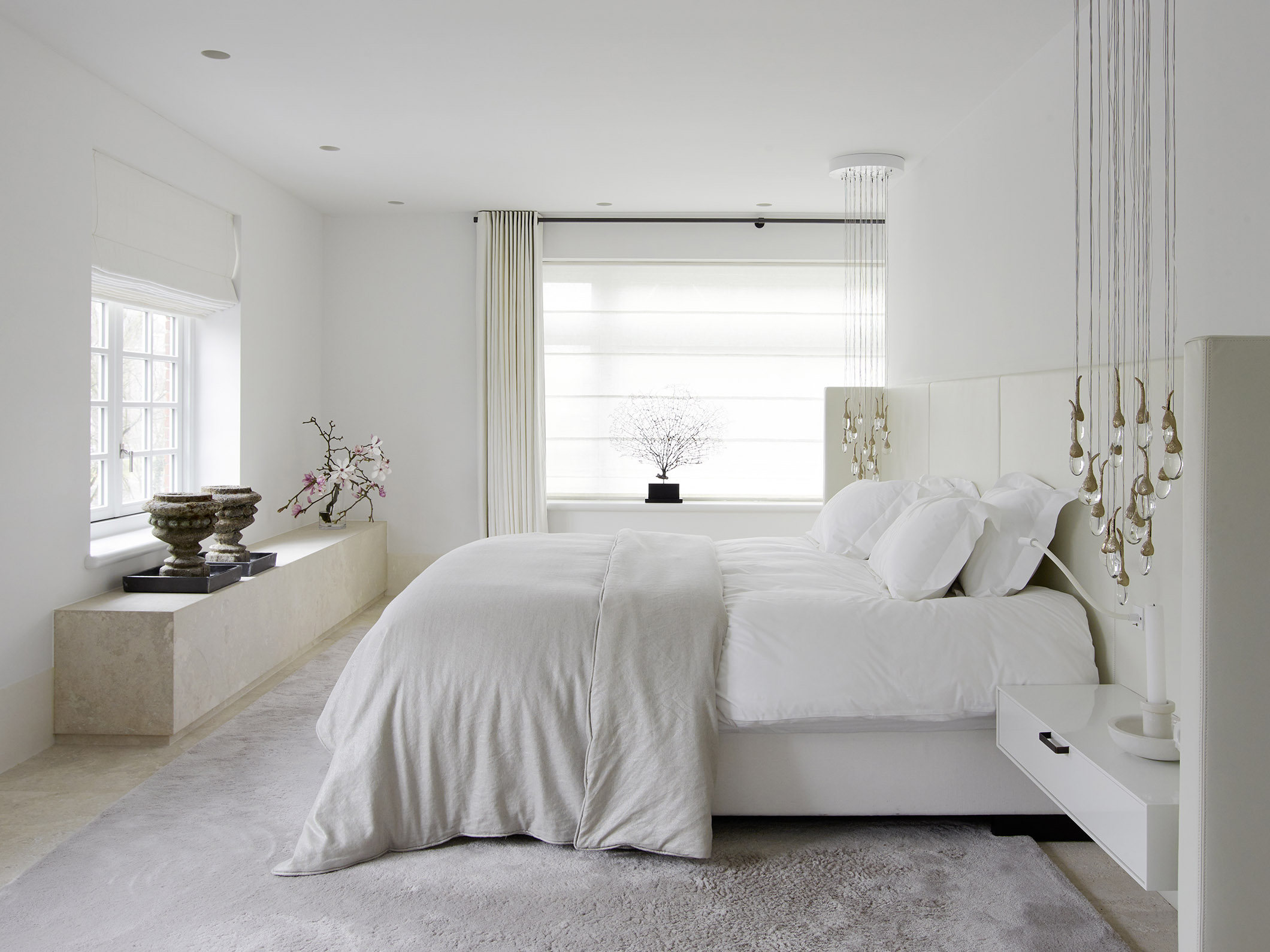 卧室整体以白色为主题,形成了一个更大更明亮的卧室空间,优雅感十足.