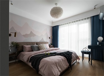 艺术床头背景设计艺术感更强，温润色调的床品让卧室舒适而惬意，亮色窗帘点缀延伸视觉效果。
