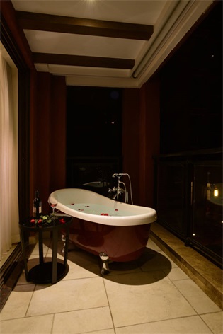 由于卫生间采光不佳，室内多用顶面筒灯提高光感，浴缸凸显业主的生活追求。